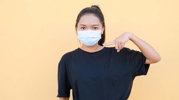 Ragazza del ritratto indossa una camicia nera su sfondo marrone.