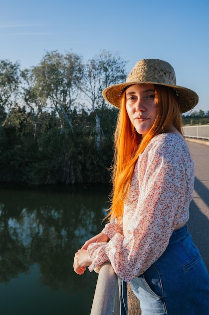 Ragazza del viaggiatore davanti a un ponte