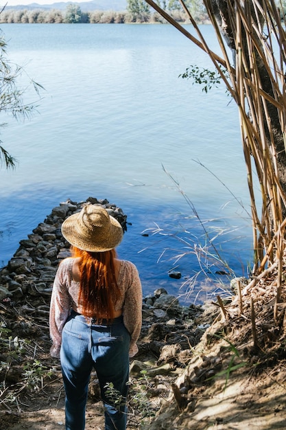 Ragazza del viaggiatore in piedi davanti al fiume