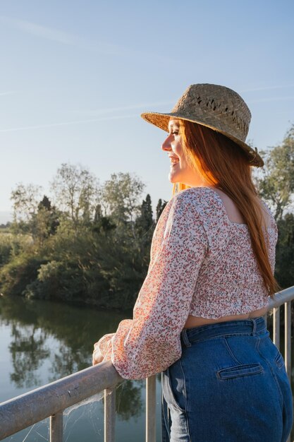 Ragazza del viaggiatore sorridente