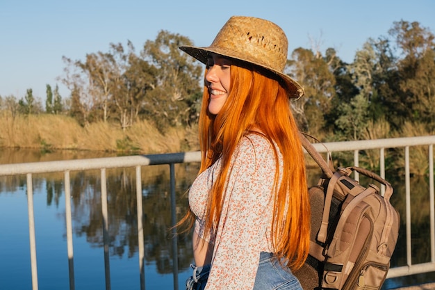 Ragazza del viaggiatore sorridente