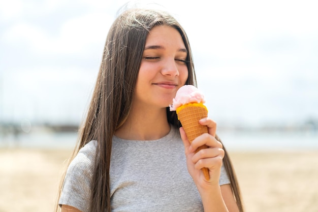 Ragazza dell'adolescente all'aperto