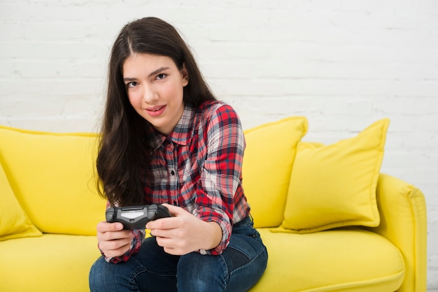 Ragazza dell&#39;adolescente che gioca ai videogiochi