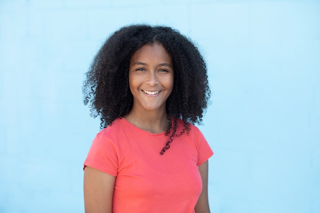 Ragazza dell'adolescente con bei capelli afro