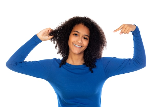 Ragazza dell'adolescente con capelli afro che indossa un maglione blu isolato