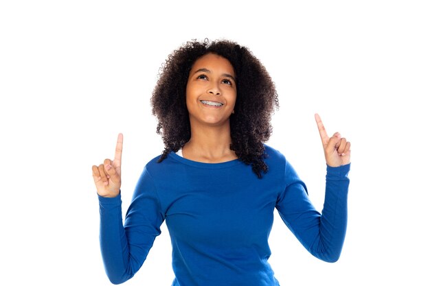 Ragazza dell'adolescente con capelli afro che indossa un maglione blu isolato