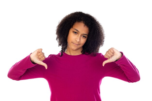 Ragazza dell'adolescente con capelli afro che indossa un maglione rosa isolato