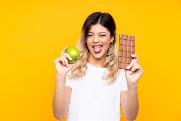 Ragazza dell'adolescente con il cioccolato