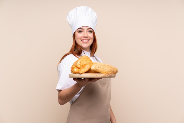 Ragazza dell'adolescente di Redhead in uniforme del cuoco unico.