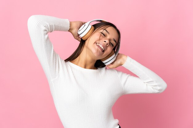 Ragazza dell'adolescente isolata sulla musica d'ascolto blu