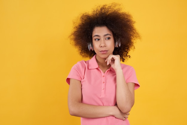 Ragazza dell'afroamericano in cuffie isolate.