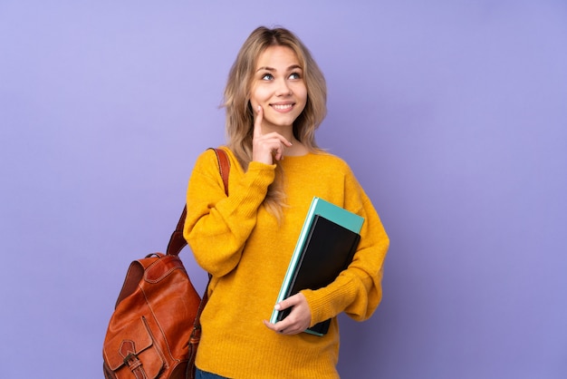 Ragazza dell'allievo con i taccuini e lo zaino