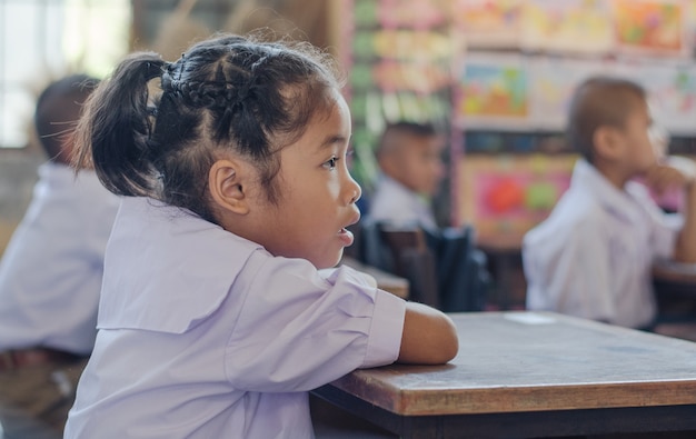 Ragazza dell&#39;Asia della scuola primaria che studia ad un corso di educazione