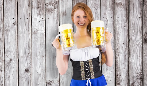 Ragazza dell'Oktoberfest che tiene brocche di birra contro tavole di legno grigie generate digitalmente