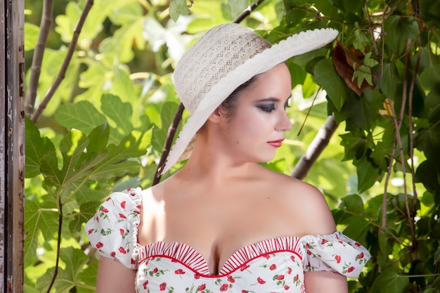 Ragazza della campagna in palazzo abbandonato