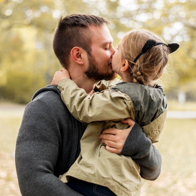 Ragazza della holding del padre del colpo medio