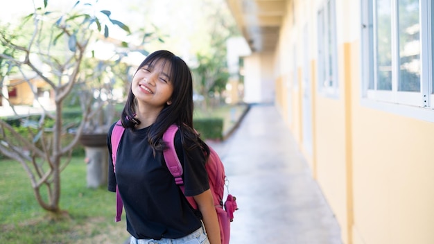 Ragazza della scuola a scuolaRagazza asiatica