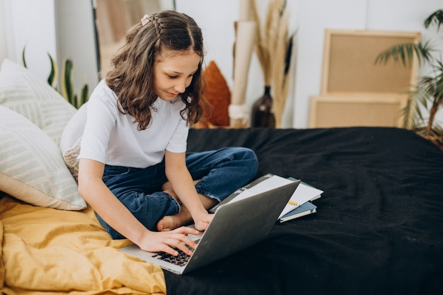 Ragazza della scuola che studia a casa, apprendimento a distanza