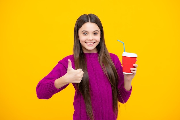 Ragazza della scuola con tazza di caffè cappuccino o tè da asporto Bambino con tazza di plastica da asporto bevanda mattutina bevanda al cacao