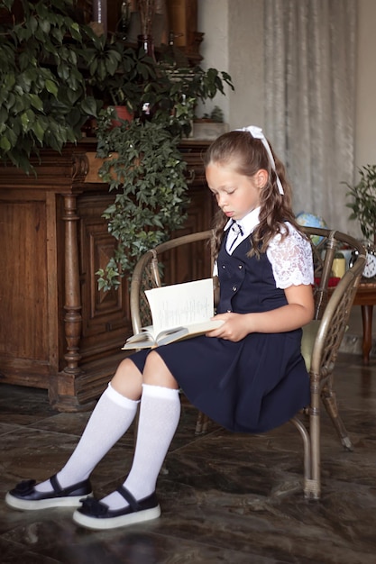 Ragazza della scuola elementare con il libro