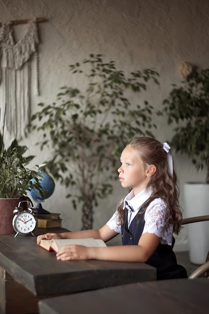 Ragazza della scuola elementare con il libro