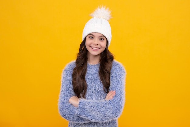 Ragazza della scuola in abiti invernali e cappello caldo Vacanze invernali Modello di moda per bambini Ragazza felice faccia emozioni positive e sorridenti