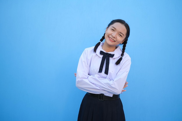 Ragazza della scuola su sfondo blu