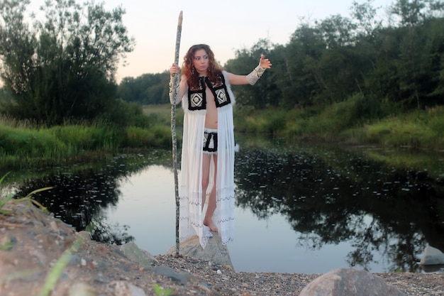 Ragazza della tribù con la lancia del fiume