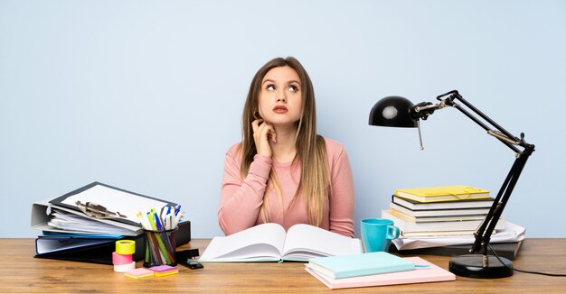 Ragazza dello studente dell&#39;adolescente nella sua stanza che pensa un&#39;idea