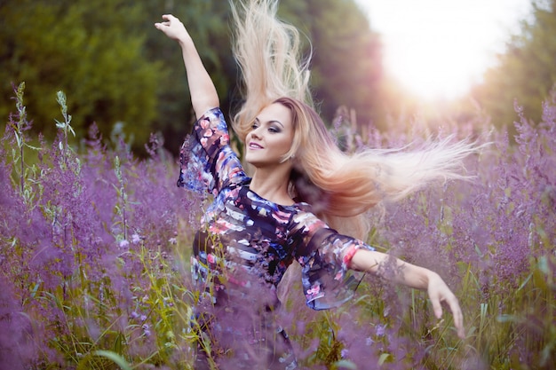 Ragazza di bellezza da sola con la natura