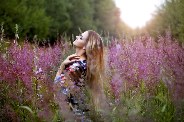 Ragazza di bellezza da solo con la natura, concetto di libertà