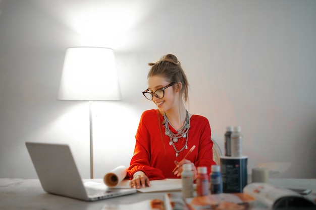 Ragazza di blogger che lavora ad un computer portatile