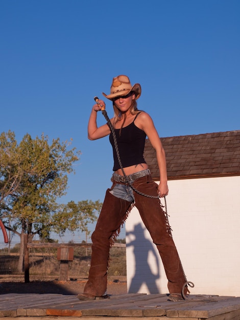 Ragazza di campagna alla fattoria. Longmont, Colorado.