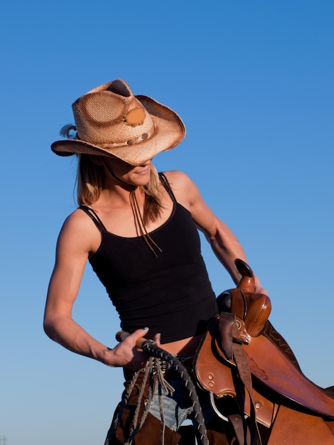 Ragazza di campagna alla fattoria. Longmont, Colorado.