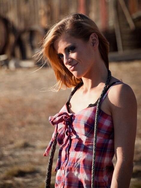 Ragazza di campagna in fattoria. Longmont, Colorado.