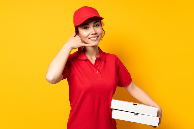 Ragazza di consegna della pizza che tiene una pizza