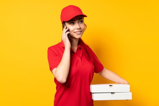 Ragazza di consegna della pizza che tiene una pizza