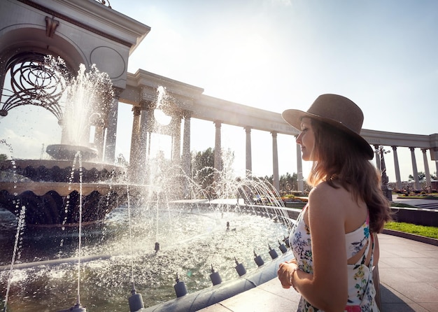 Ragazza di estate vicino alla fontana