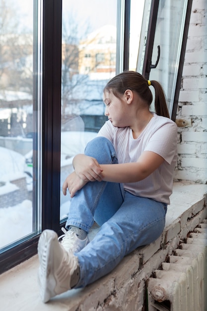 Ragazza di età pre-adolescente triste vicino