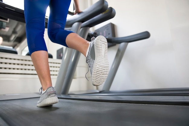 Ragazza di forma fisica che funziona sul tapis roulant