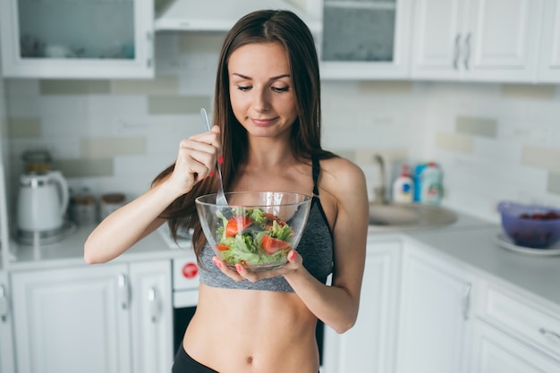 Ragazza di forma fisica mangiare sano cibo