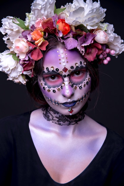 Ragazza di Halloween con strass e corona di fiori