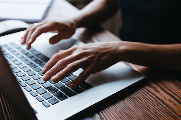 Ragazza di lavoro sul computer