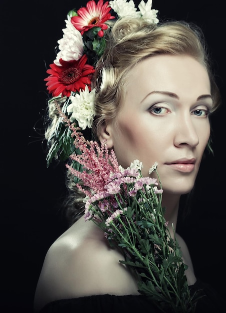 Ragazza di Lond con fiori tra i capelli