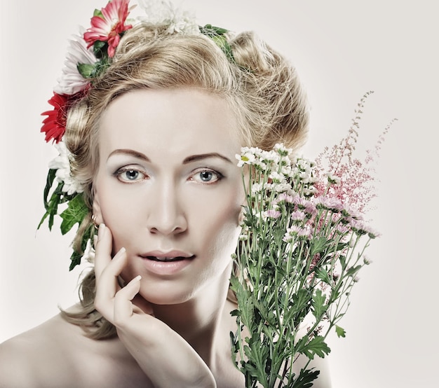 Ragazza di Lond con fiori tra i capelli