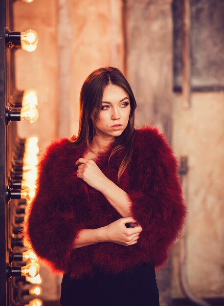 Ragazza di lusso in un cappotto di pelliccia.