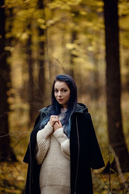 Ragazza di moda all'aperto. Donna autunno divertirsi al parco e sorridente.