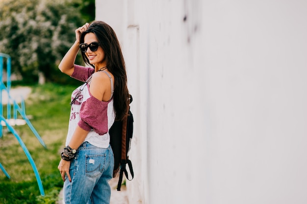 ragazza di moda in giardino