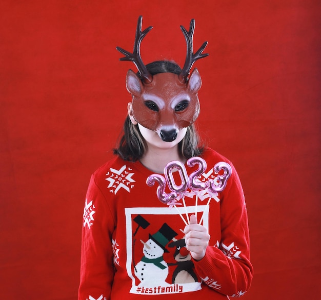 Ragazza di Natale in una maschera di cervo