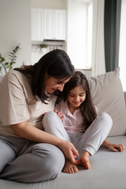 Ragazza di solletico della madre di vista frontale